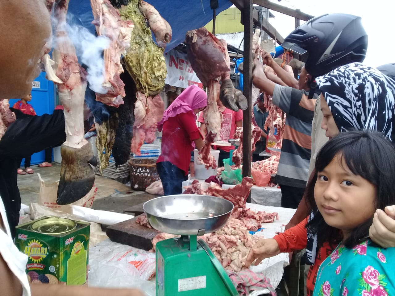 Satu Hari Jelang Ramadhan Warga Serbu Pedagang Daging