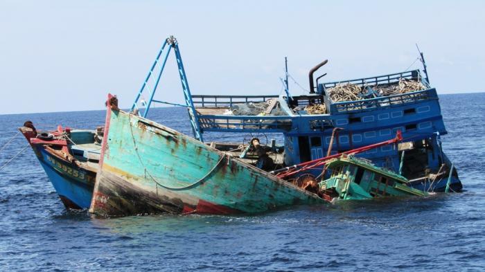 Kapal Nelayan Pukat Teri Tabrak Perahu Nelayan Kecil di Perairan Selat Malaka