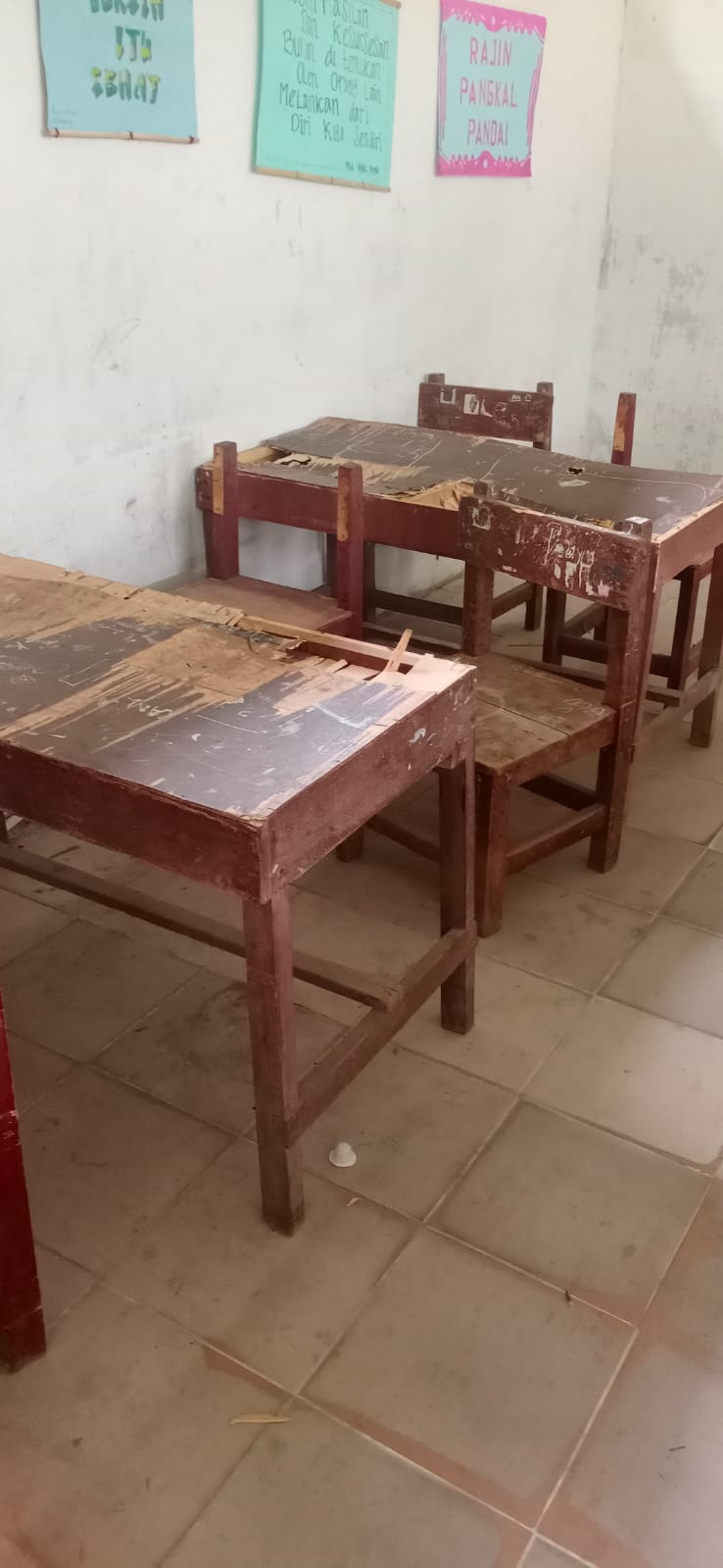 Mobiler Sekolah Negeri SD 106841 Pematang Pulau Rusak Berat