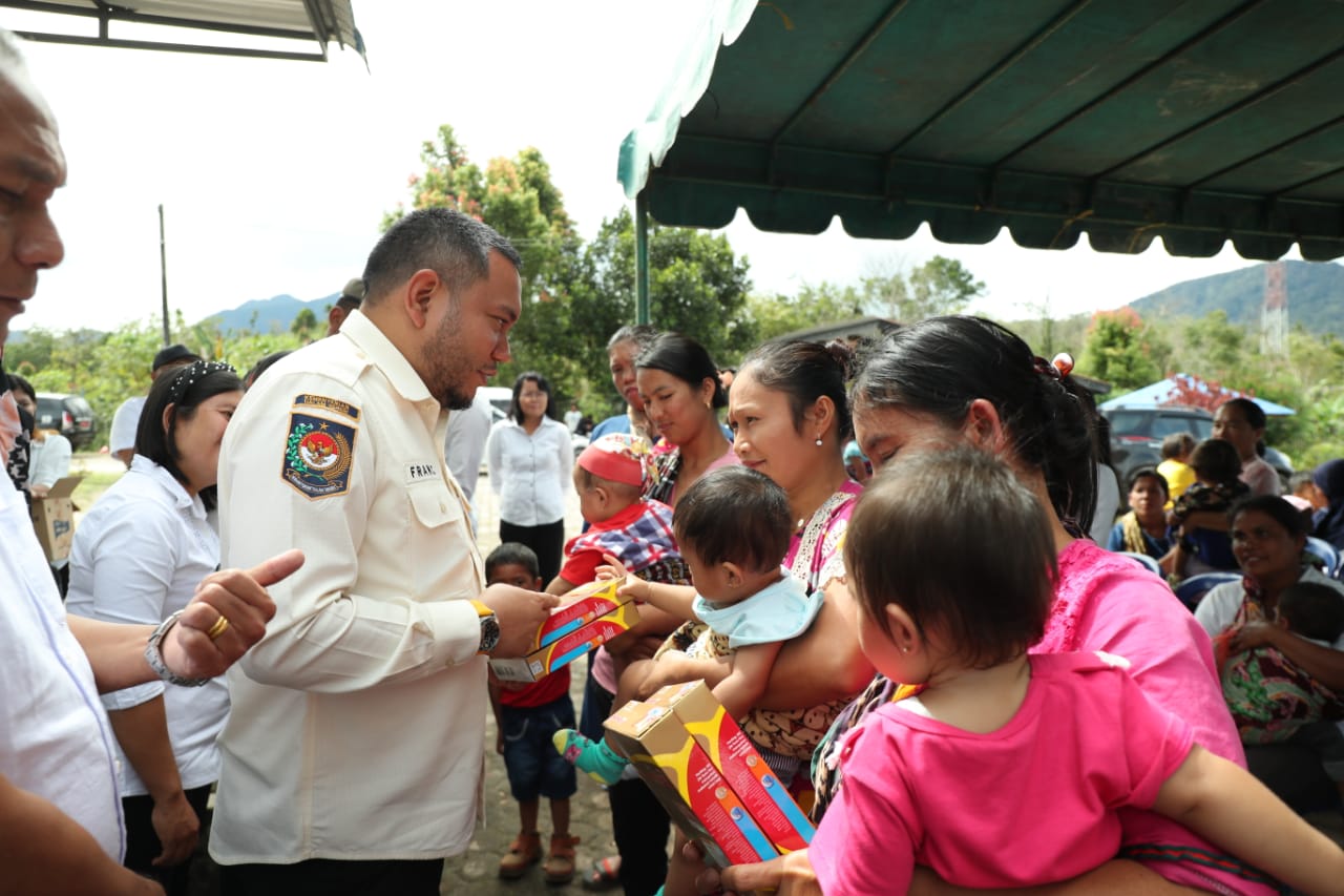 Tekan Angka Stunting, Bupati PakpakBharat Serahkan Puluhan Ribu Kotak Susu
