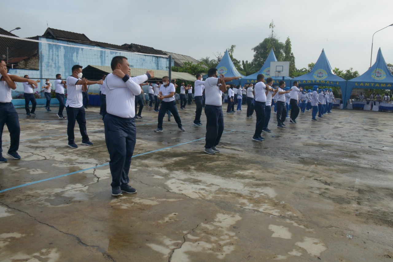 Danlantamal I Olahraga Bersama Dengan Warga Komplek TNI AL Titi Papan