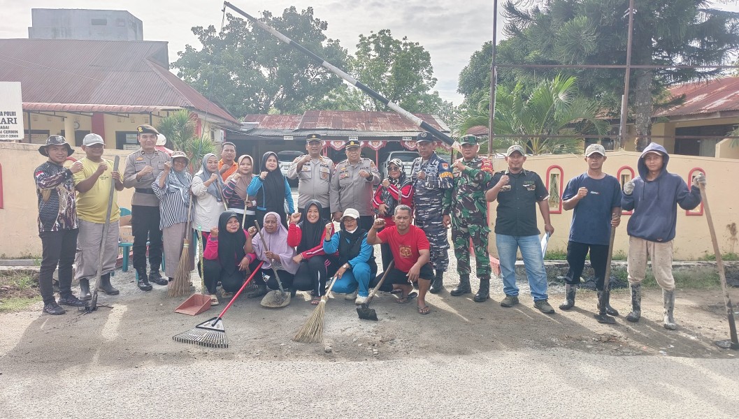 Semangat Kebersamaan Warnai Jumat Bersih Polsek dan Koramil di Pantai Cermin