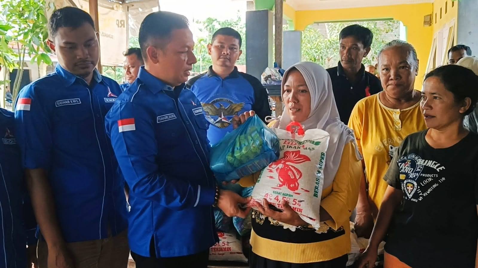 DPC Demokrat Sergai Berikan Bantuan Pangan Korban Banjir Kampung Bantan