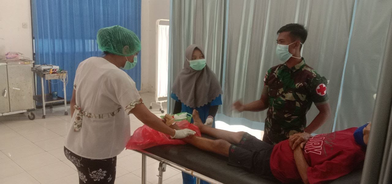 Anggota Satgas Kodim Maluku Yonarhanud 11/WBY Mendonorkan Darahnya Untuk Warga yang Membutuhkan
