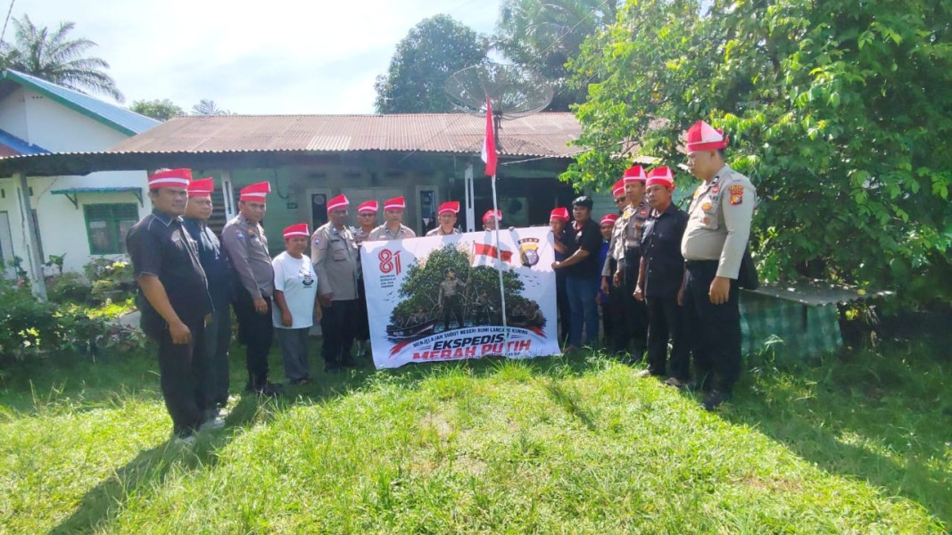 Polsek Dumai Timur Gelar Ekspedisi Merah Putih Presisi, Bagikan Sembako dan Bendera di Bukit Batrem