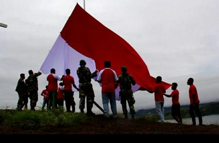 1 Desember, Warga Kibarkan Bendera Raksasa di Puncak Bukit Tungkuwiri