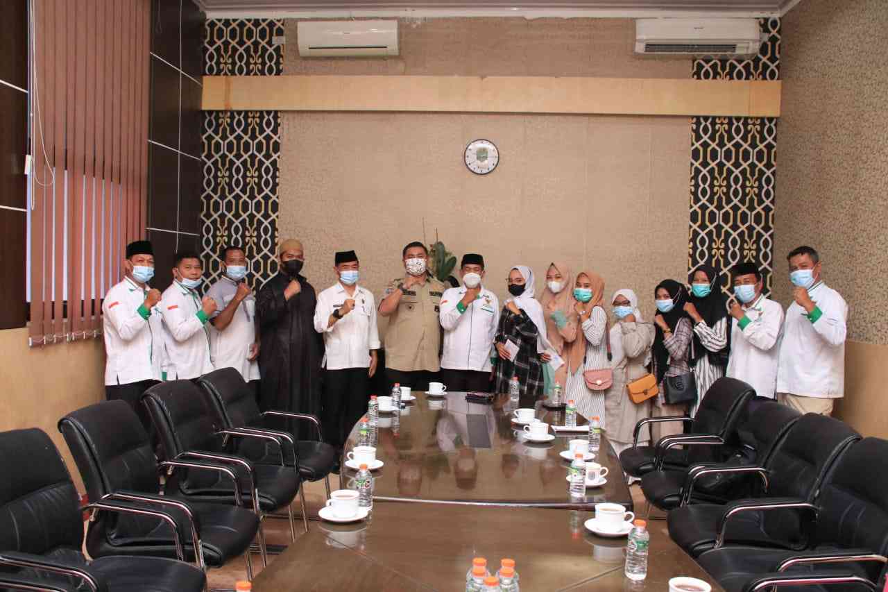 Pemkab Labura bersama BAZNAS menyalurkan bantuan kepada Mustahik