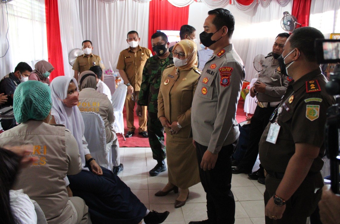 Kapolres Labuhanbatu ikuti Zoom Meeting dan tinjau pelaksanaan vaksinasi 31 tahun AKABRI 1990