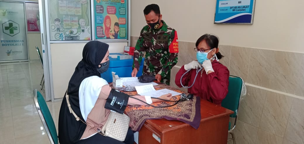 Babinsa Siswodipuran Dampingi Pelayanan KB
