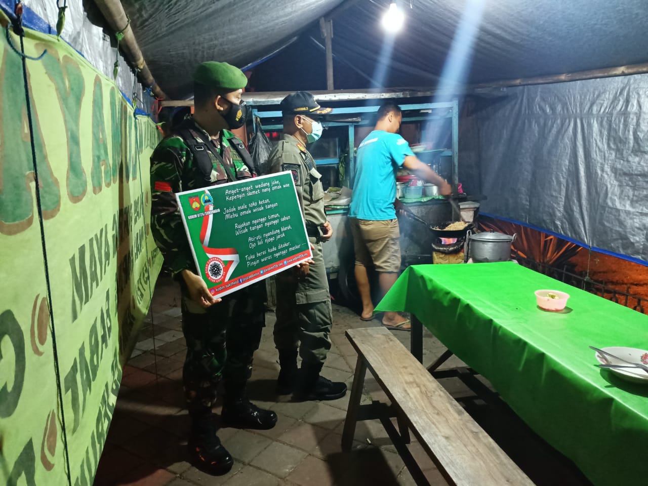 Aparat Gabungan Kartasura Giatkan Himbauan Prokes Ditengah-tengah Pelaksanaan Patroli Malam
