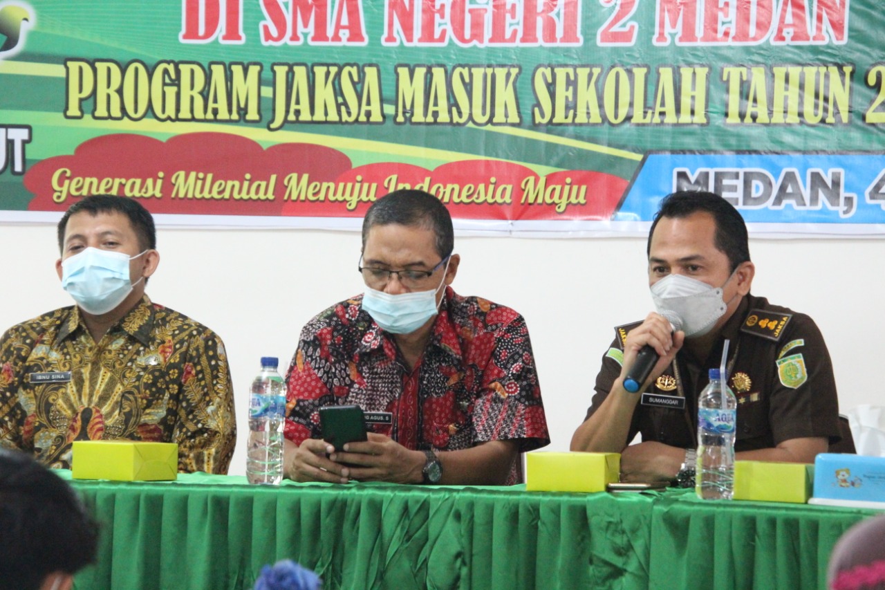 Jaksa Masuk Sekolah, Penkum Kejati Sumut Luhkum Di SMA Negeri 2 Medan