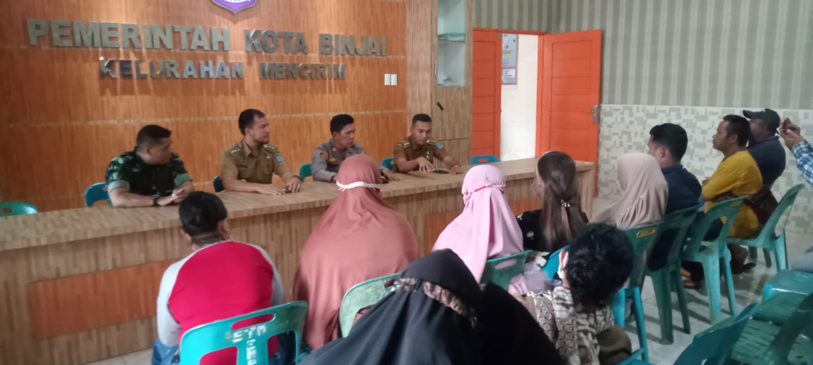 Puluhan Emak - Emak Kelurahan Mencirim Tolak Keberadaan Plang dari OKP