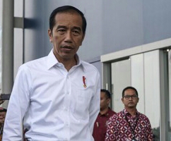 Jokowi Kembali Pakai Sneaker Saat Keliling Pameran GIIAS