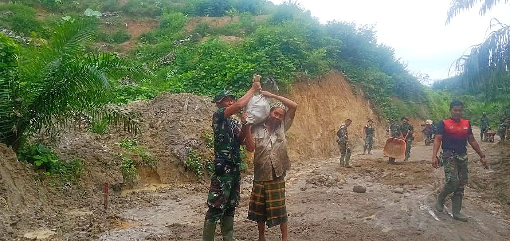 Spontanitas Satgas Kodim 0204/DS Membantu Warga di Lokasi TMMD 