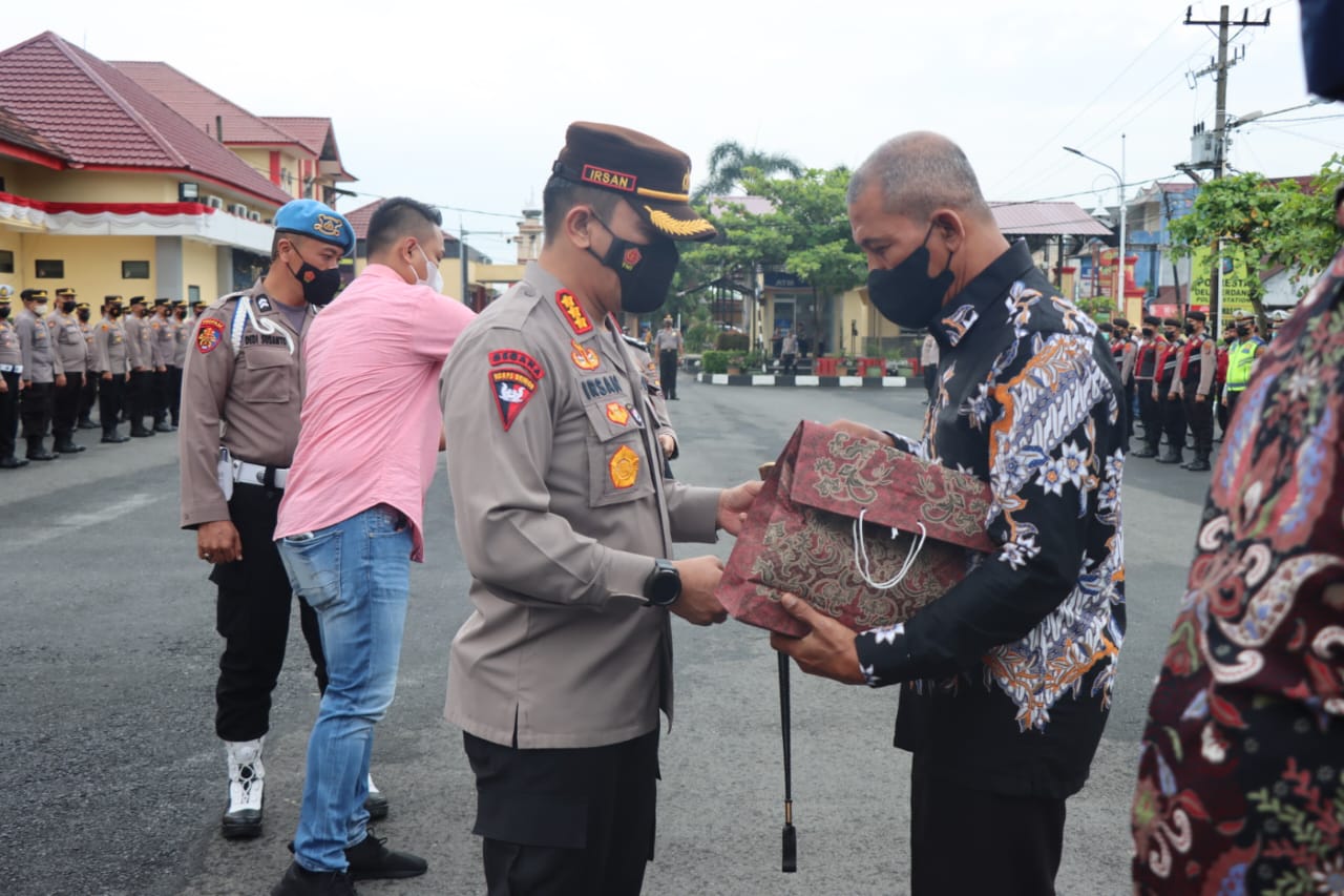 Kapolresta Deli Serdang Pimpin Upacara Kenaikan Pangkat Dan Purna Bakti Personil Polresta Deli Serda
