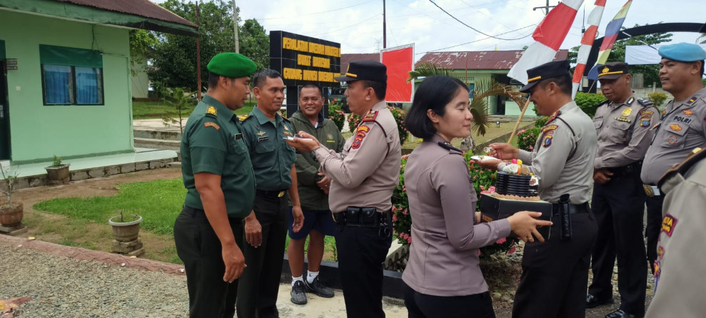 Jajaran Polresta Deli Serdang Datangi Mako TNI, Beri Surprise HUT TNI Ke - 78