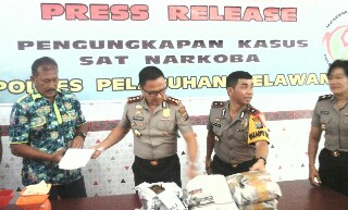 Kapolres Pelabuhan Belawan AKBP Yemi Mandagi Paparkan Penangkapan Ganja Kering 15,8 Kg