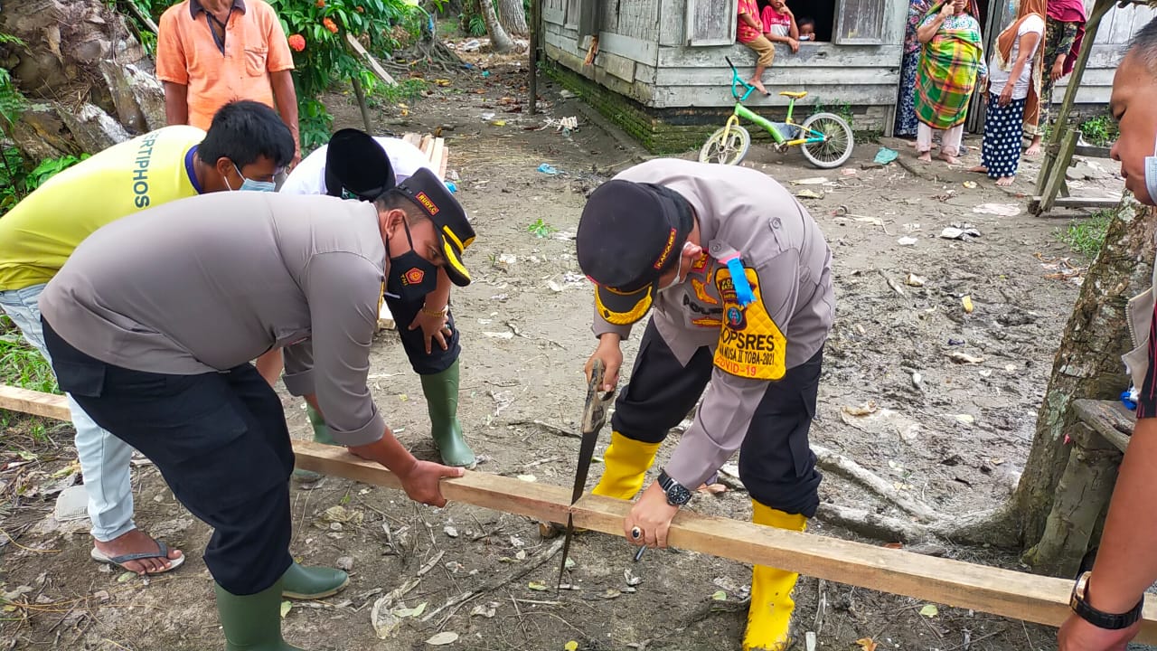 Kapolres Sang Pejuang Dhuafa Ikut Potong Kayu Buat Rumah Ibu Asmawati