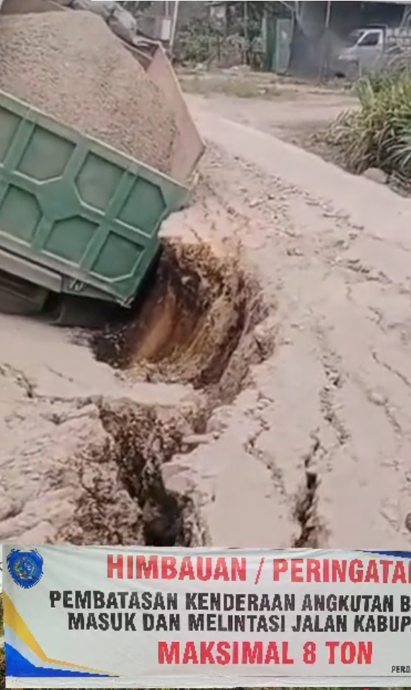Aksi Protes Warga Tak Digubris, Truk Muatan Pasir Terpesorok Di Jalan Negeri Lama Labuhan Batu
