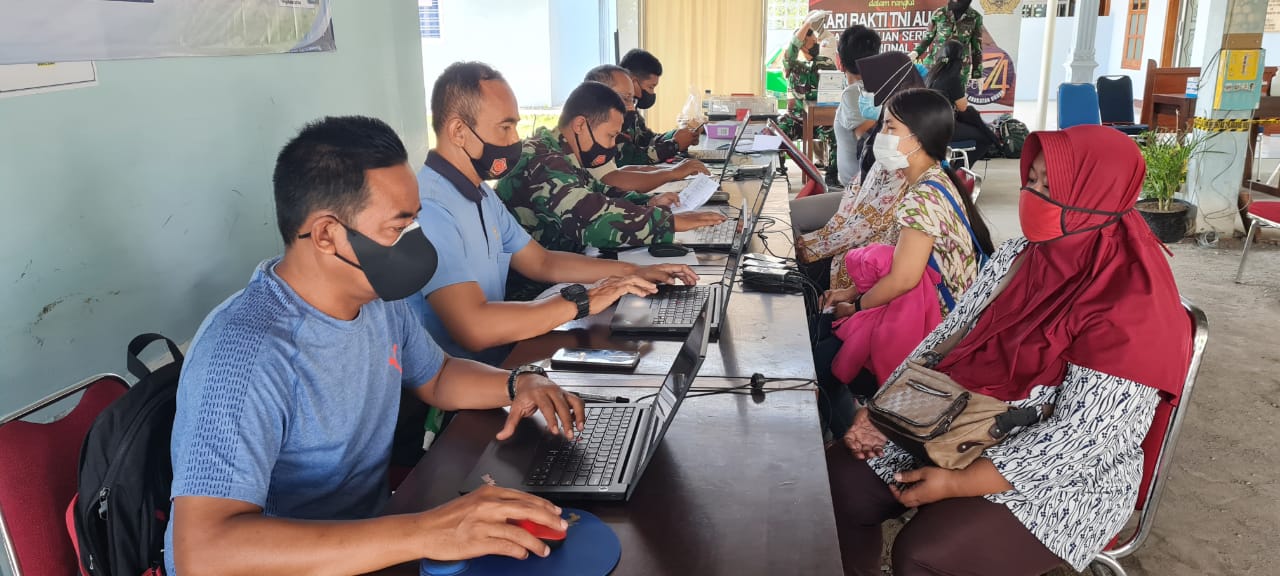 Sukseskan Percepatan Vaksinasi,  Nakes RSAU dr. Siswanto Terus Semangat Berikan Vaksinasi
