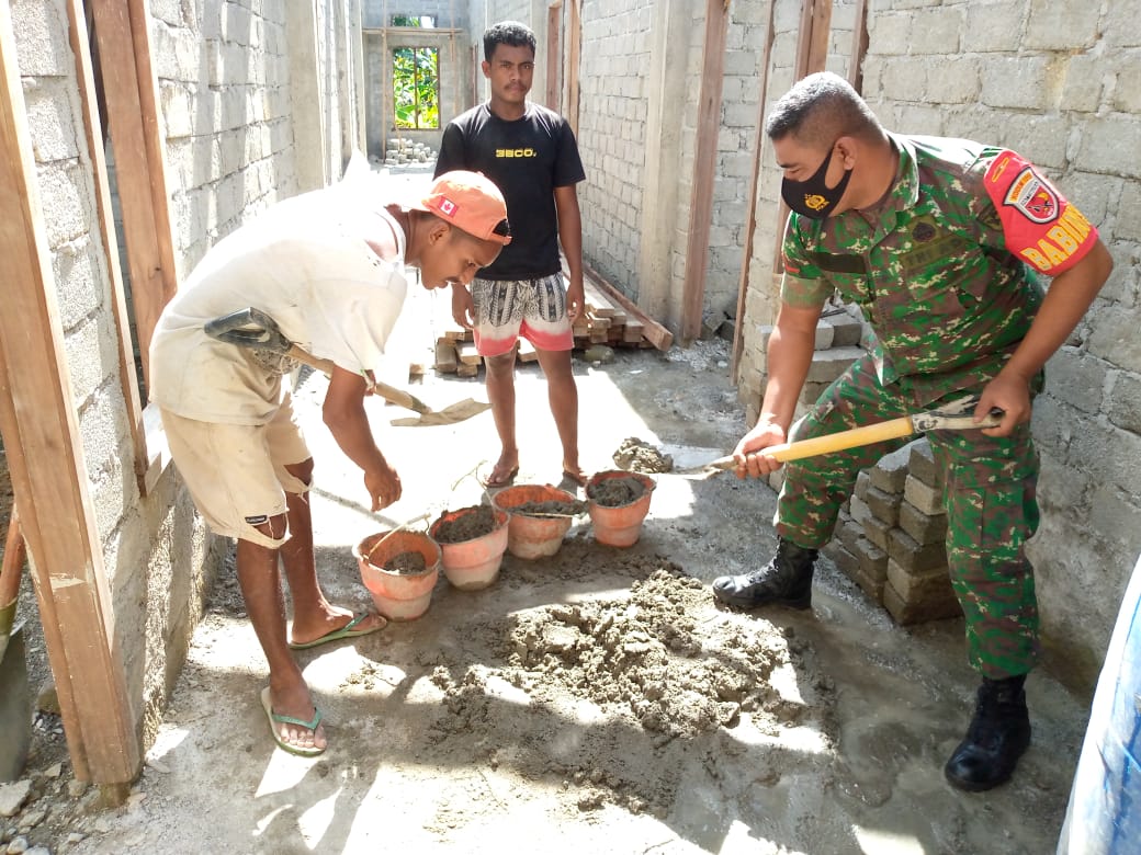 Babinsa Kawata Turut Serta Bangun Rumah Warga