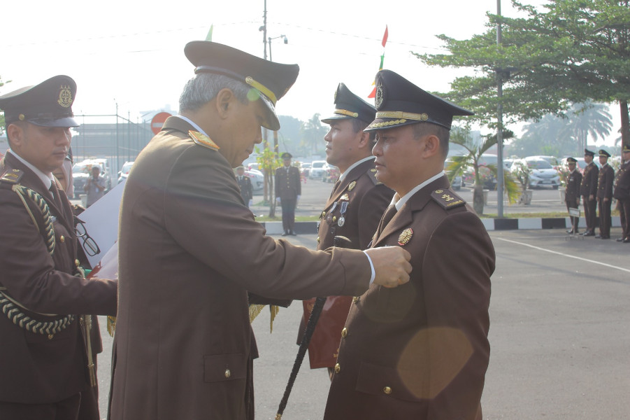 Upacara HBA ke-64, Kajati Sumut Serahkan Penghargaan Satya Lencana dan Ajak Jajaran Lakukan Evaluasi