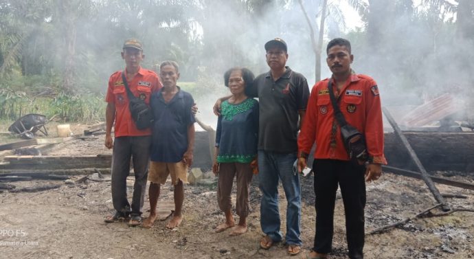 Ranting Desa Selat Beting PanaiPBB Tengah berikan bantuan untuk korban kebakaran.