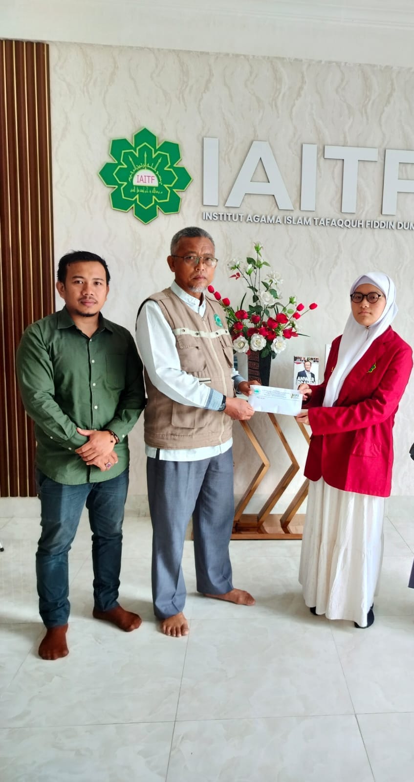 Upz Ykm Wilmar Memberikan Bantuan Beasiswa Kepada Mahasiswa IAITF Berupa Zakat Kepada Mahasiswa Mualaf