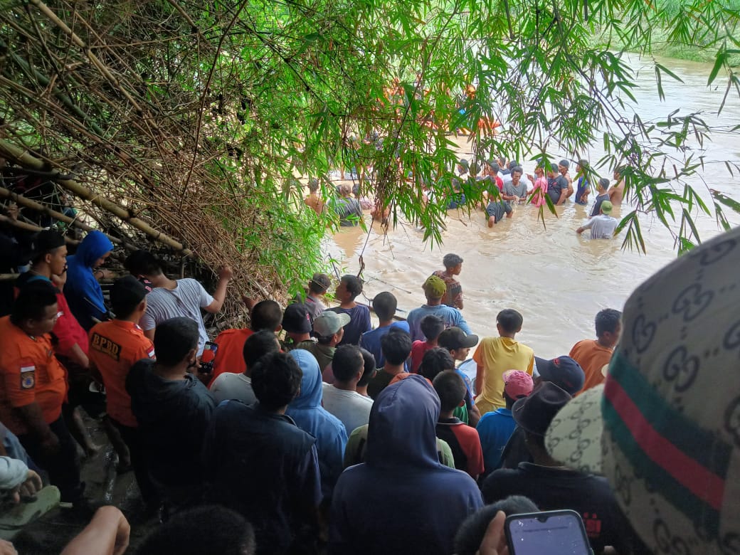 Mobil Hanyut Diseret Air Sungai, Ibu dan Anaknya Tewas Tenggelam