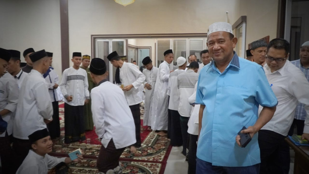 Syah Afandin Sholat Terawih bersama Santri Ulumul Qur'an