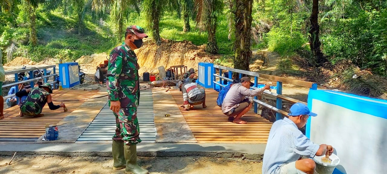 Warga Terus Ikut Bergotong Royong Mengecat Jembatan TMMD Kodim 0204/DS