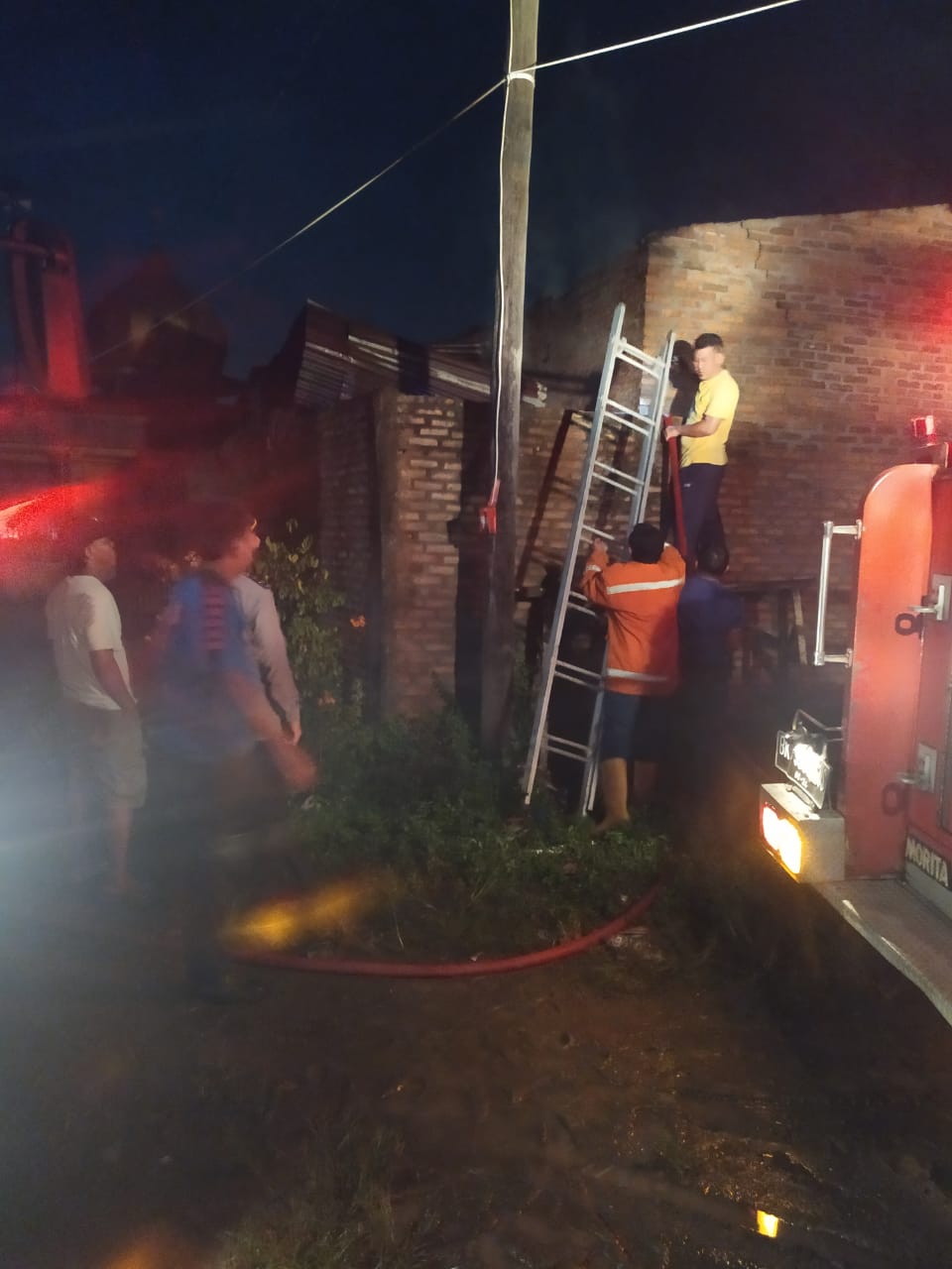 Nyaris Rata Dengan Tanah Rumah Permanen di Simpang Tiga Perbaungan Terbakar