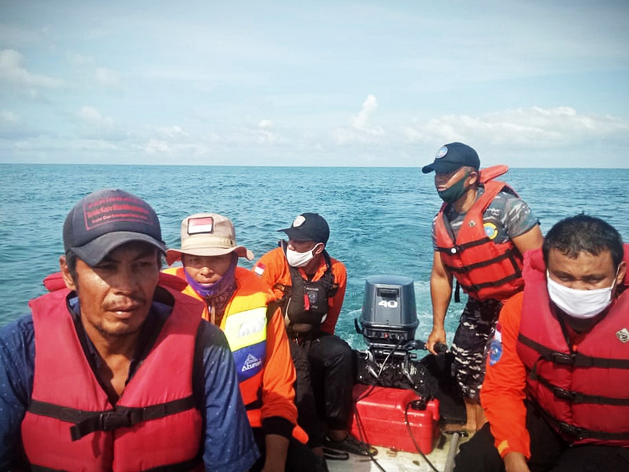 Dua Pelajar Terseret Arus Di Pantai Cemara Pos TNI AL Lakukan Pencarian