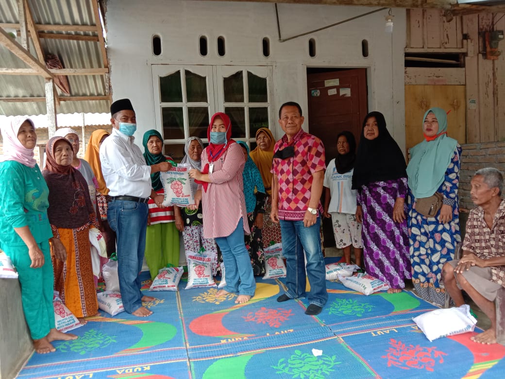 Berikan Bantuan 100 Karung Beras, H Darma Wijaya SE Sambangi  Desa Paya Pinang Sergai