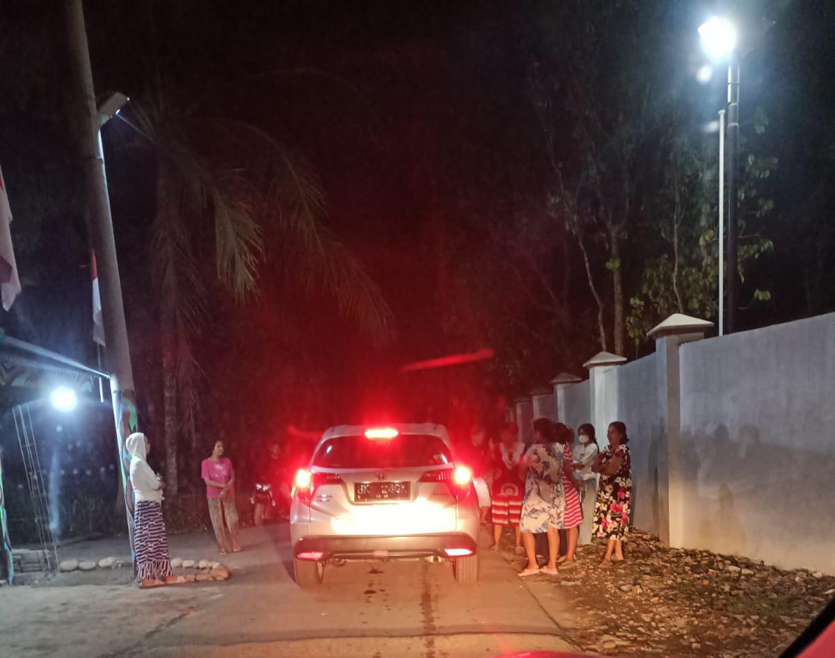 Puluhan Emak Emak Bayaran Blokir Jalan, Kades Diminta Pastikan Desa Harus Aman dan Kondusif