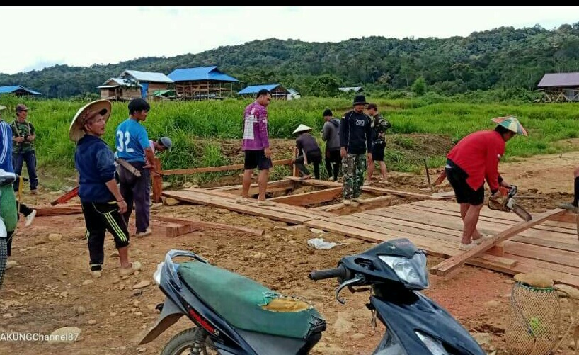 Satgas Pamtas Yonif Raider 200/BN Pos Long Metun Bantu Warga Membuat Jembatan