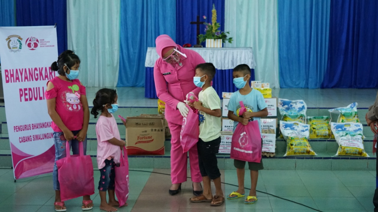 Peringati HKGB ke-68, Bhayangkari Cabang Simalungun Berikan Bantuan Sosial ke Panti Asuhan