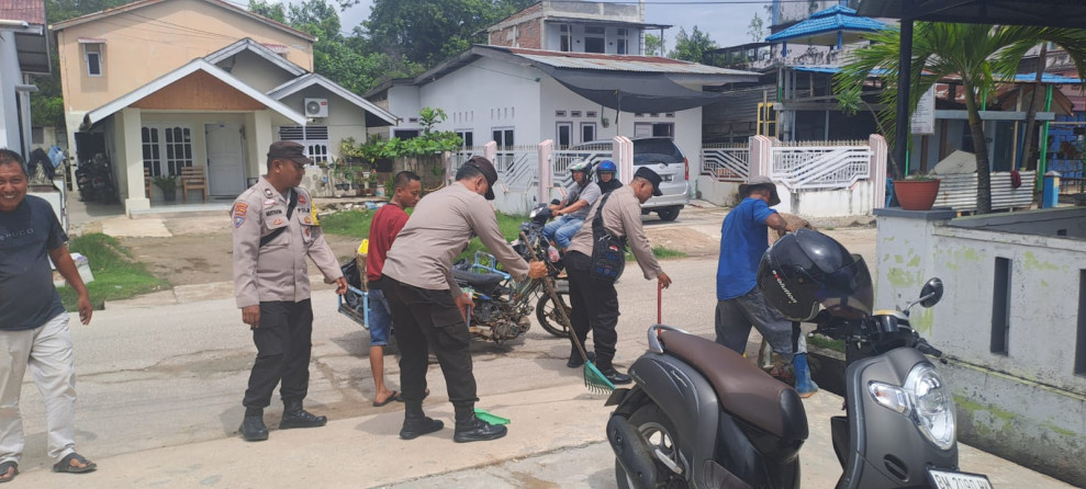 Polsek Dumai Barat Bersama Warga Kelurahan Pangkalan Sesai  Gotong Royong