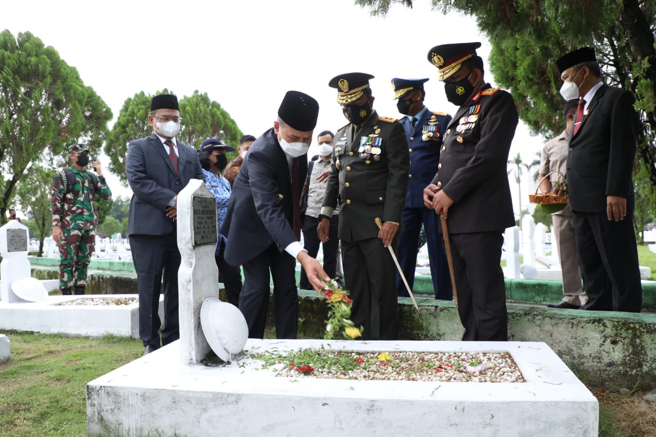 Kapoldasu Ziarah Taman Makam Pahlawan Sambut HUT Provsu ke-73