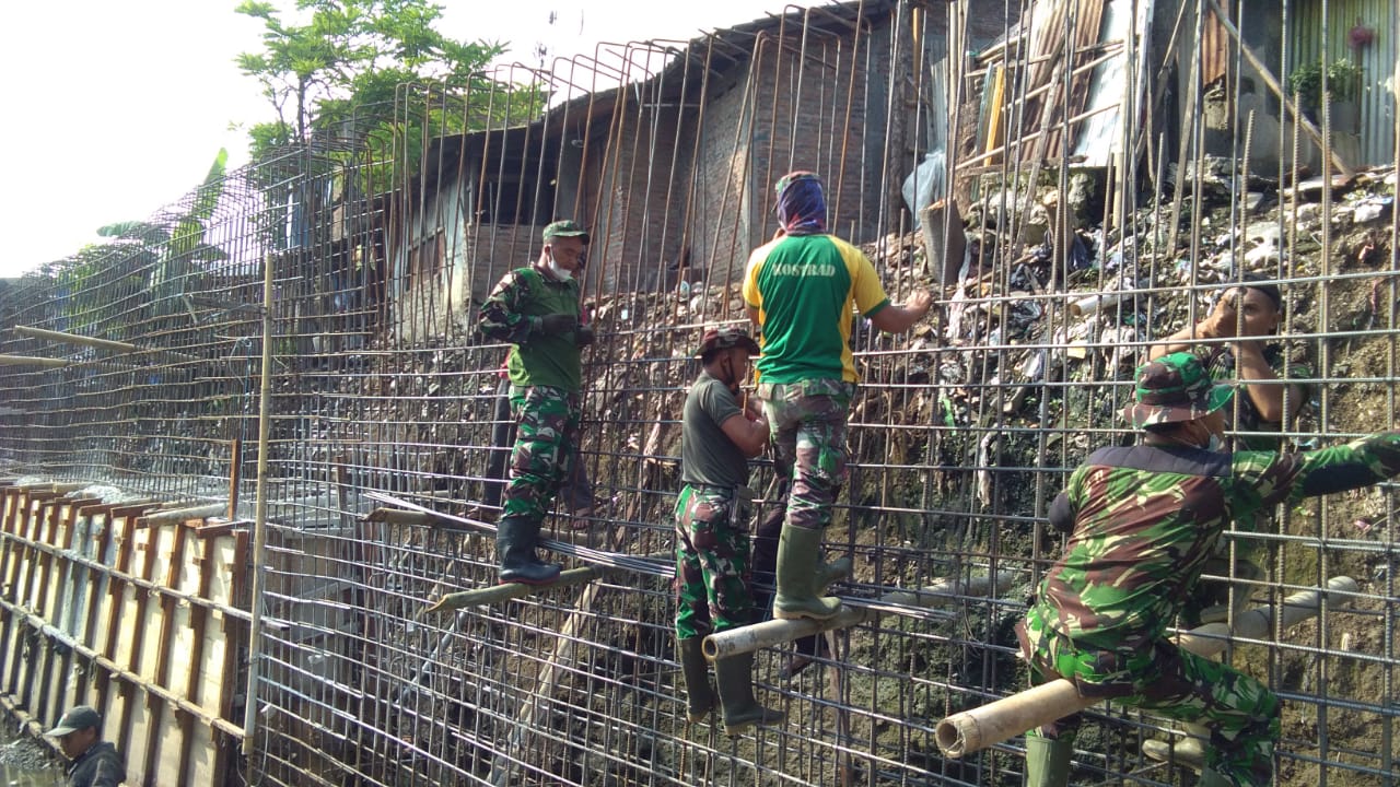 Satgas TMMD Reguler Ke-111 Kodim 0735/Surakarta Bersama Warga Terus Kebut Pembangunan Talud