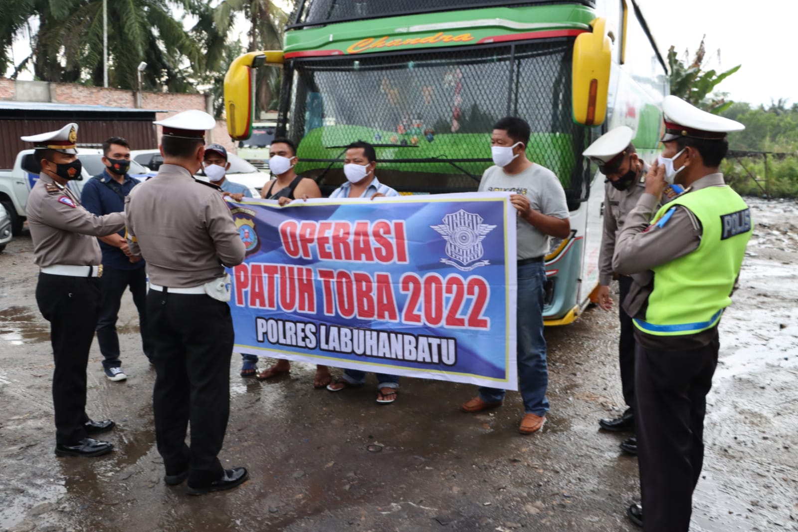 Supir Bus dilakukan Test Urine dalam rangka Ops.Patuh Toba 2022.