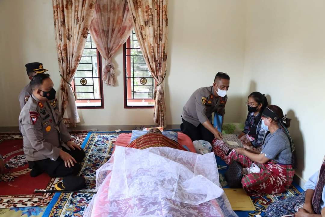 Kapolres Labuhanbatu bersama PJU serta Para Perwira melayat kerumah duka Alm.Aiptu Sopar Siagian