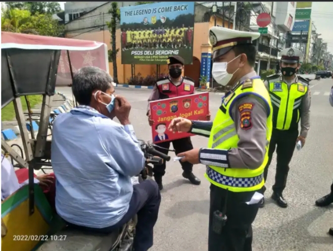 Laksanakan Gatur, Personil Satlantas Polresta Deli Serdang Mengajak Masyarakat Mentaati Prokes