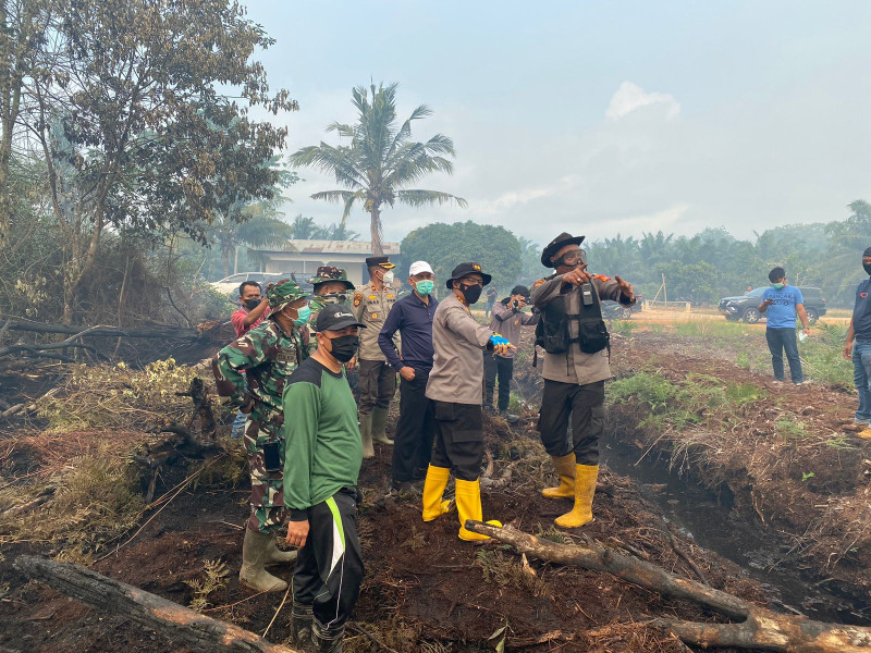 Idul Fitri 1444H, Polres Dumai dan Bengkis Berajibaku Padamkan Karhutna