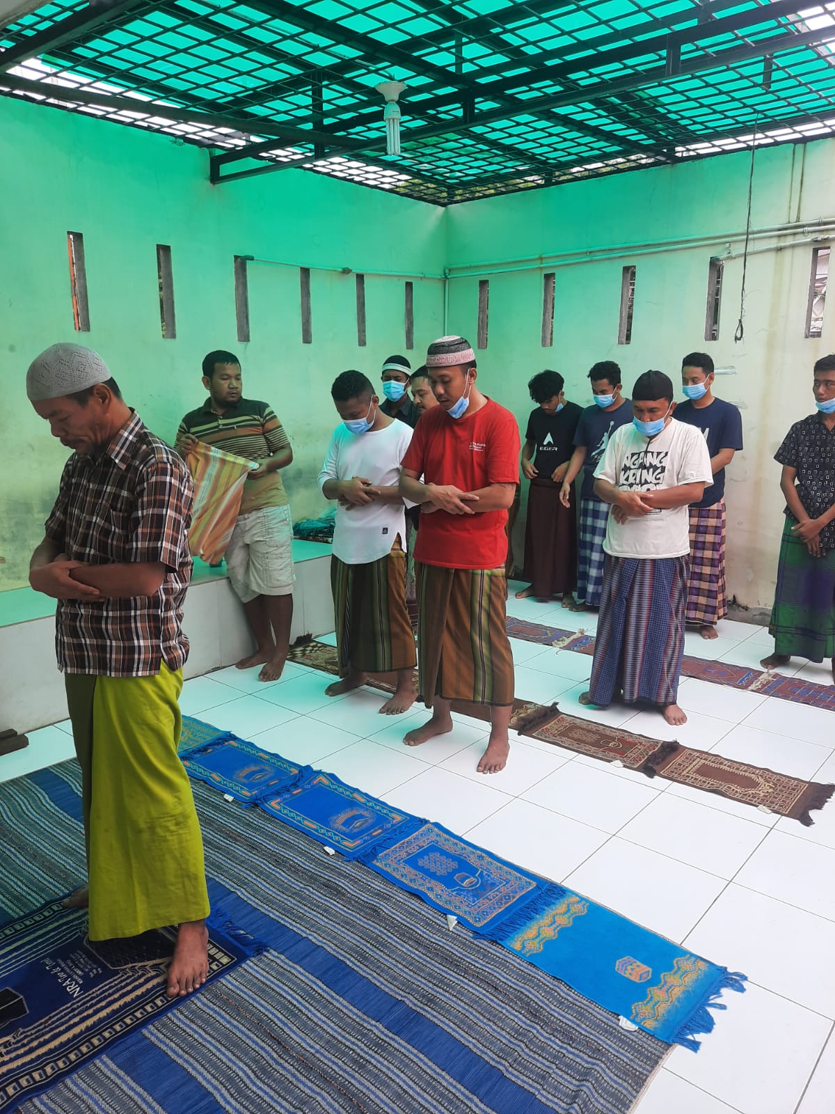 Jumat Berkah, Personil Polsek Medan Baru bersama Tahanan Laksanakan Sholat Berjamaah