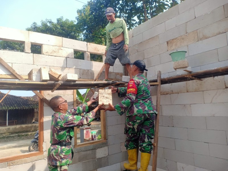 Gotong Royong Satgas TMMD dan Warga, Pemasangan Hebel RTLH di Kauman Dikebut