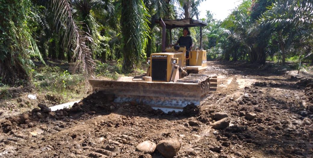 Batu Koral Ikut Mantapkan Perkerasan Jalan TMMD 111 Kodim 0204/DS