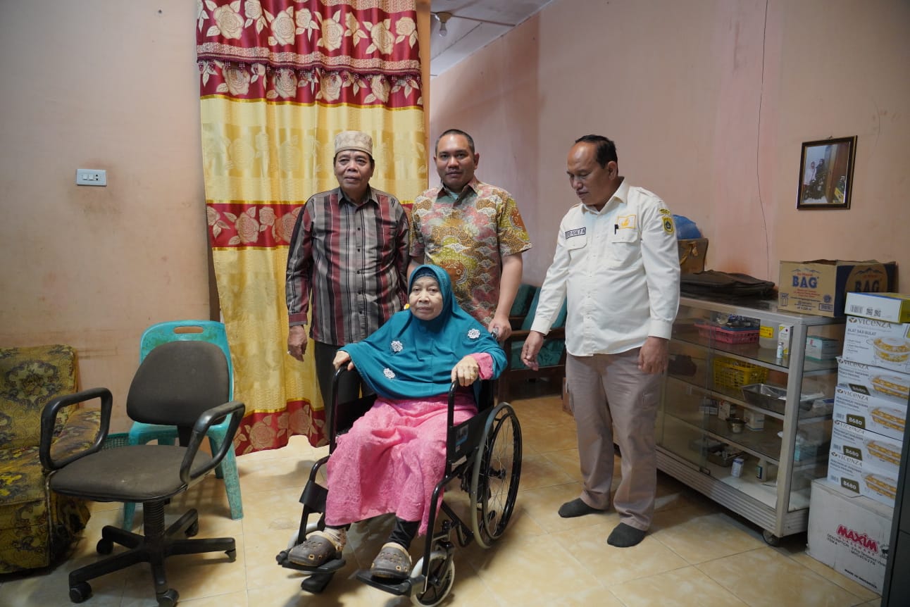 BUPATI PAKPAK BHARAT BAGIKAN KURSI RODA DI STTU JEHE