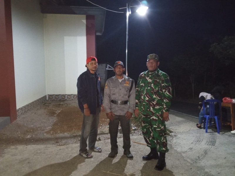 Jaga Kamtibmas, Babinsa Dan Linmas Patroli Malam Sasar Permukiman