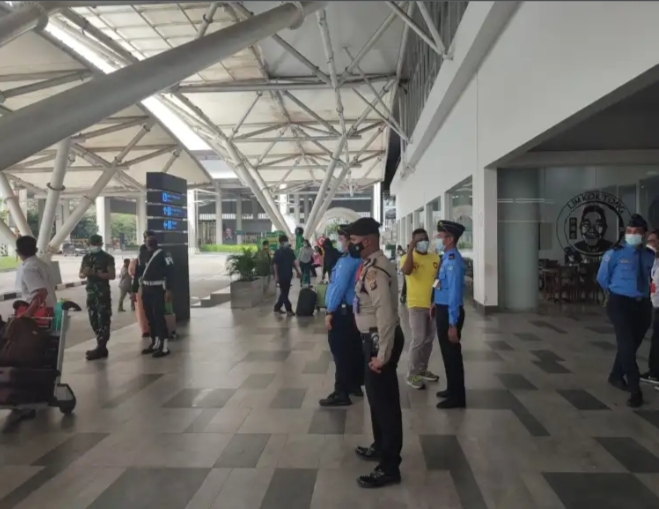 Polsek Kawasan Bandara Kualana Monitoring  Penggunaan Masker dan Patroli